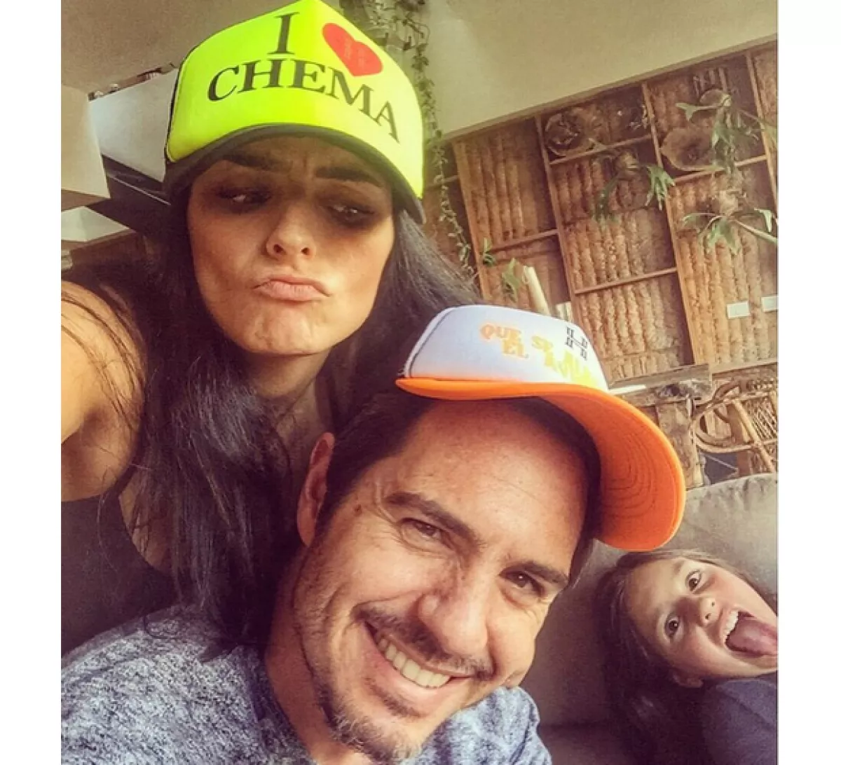 `Las amo´, escribió Mauricio junto a esta imagen con Aislinn, usando una gorra a propósito del personaje Chema de Mauricio en la serie El señor de los cielos.
