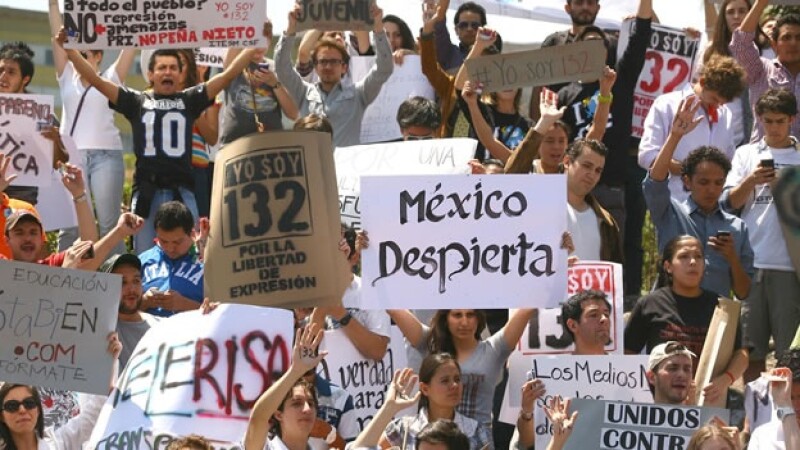 jóvenes protestan en la ibero