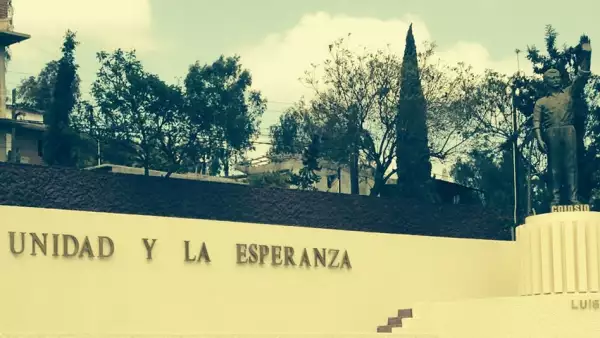 En el lugar donde fue asesinado Luis Donaldo Colosio el 23 de marzo de 1994, se construyó una plaza y se colocó una estatua del político son