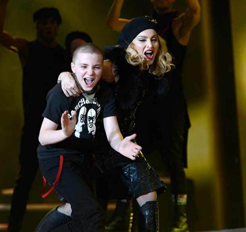 Así lucía Rocco en 2012, cuando su mamá demostró en el escenario su habilidades musicales.