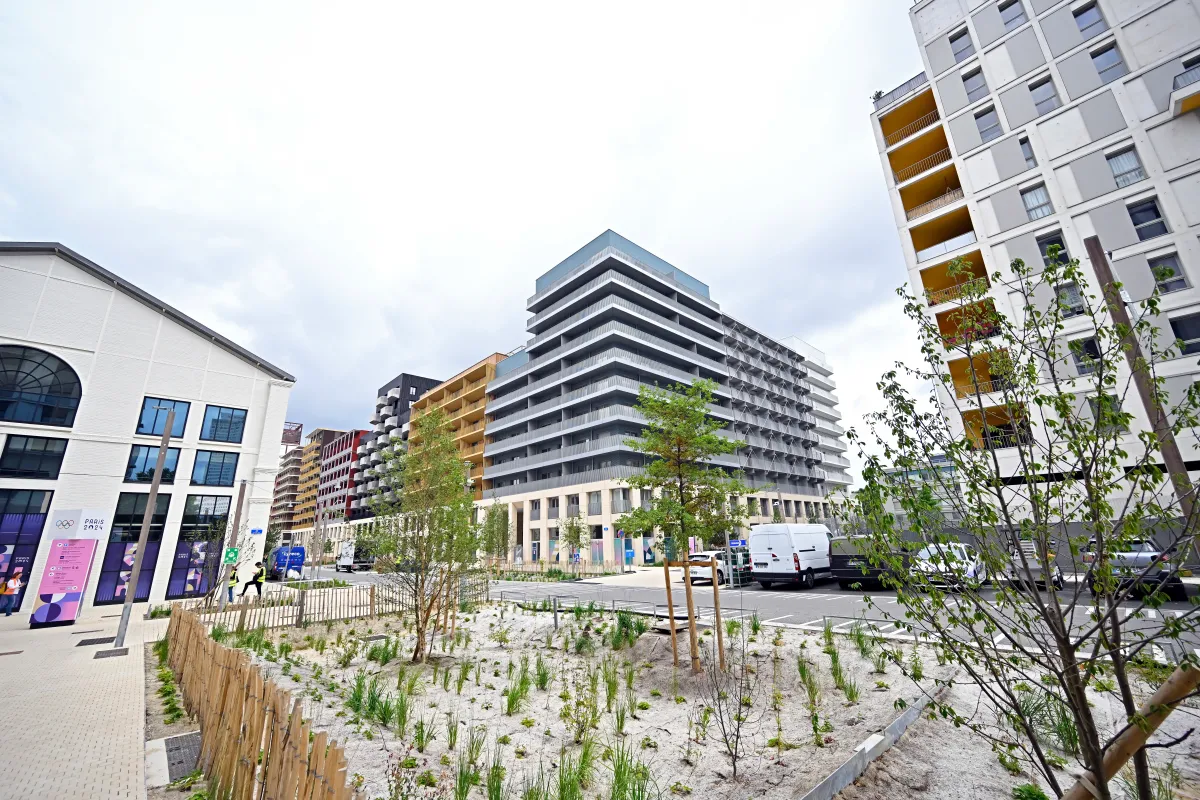 Vista a uno de los edificios de la Villa Olímpica de París 2024.