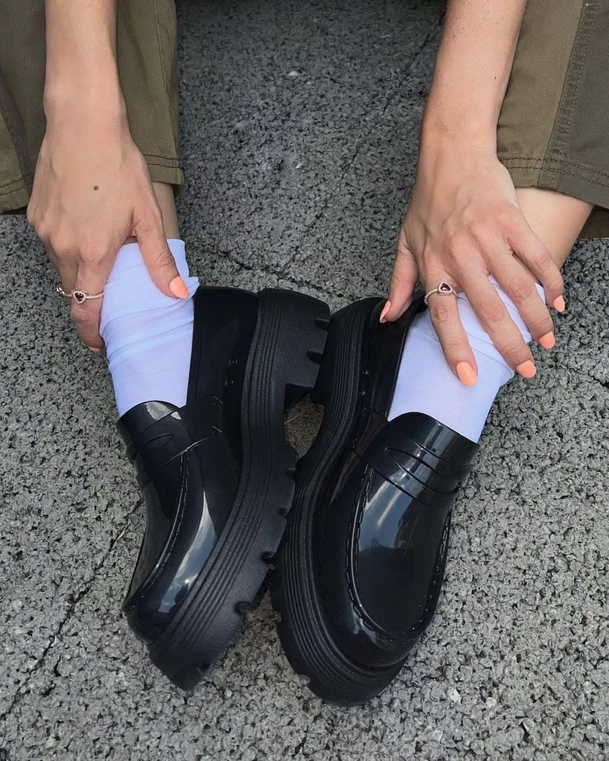 mocasines-negros-zapatos.jpg