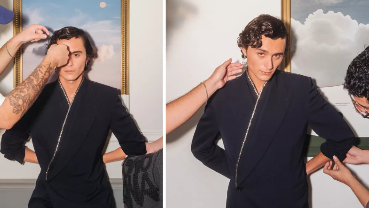 Foto del actor mexicano Fernando Cattori, en la CDMX, vestido de Dolce&Gabbana.