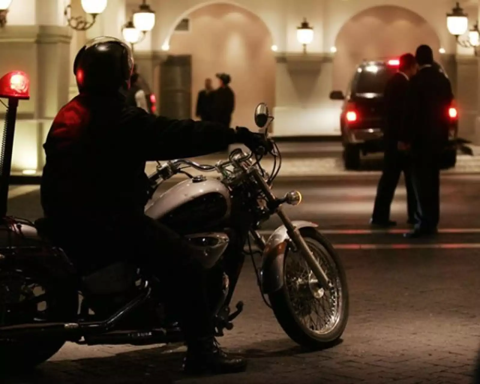 El hotel Four Seasons en Reforma, donde se hospeda la cantante, también está completamente rodeado de personal de seguridad.