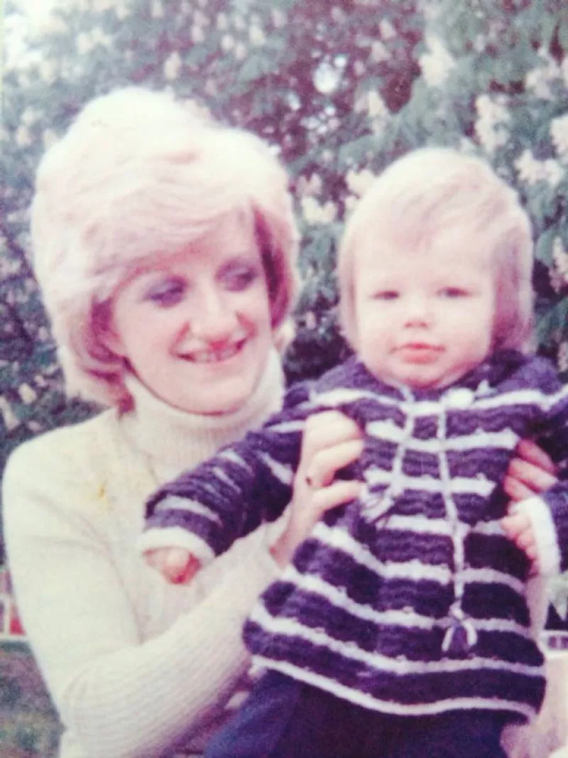 En Inglaterra hoy se celebra una fecha muy especial en honor a las mamás, por lo que el ex futbolista publicó un tbt en el que aparece con su madre.