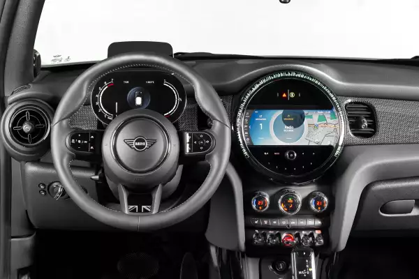 Interior de Mini Cooper hatchback.jpg