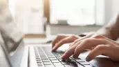 Escribir en el primer plano del portátil, chatear en Facebook, sitio web de la reunión. Blogger, periodista escribiendo un nuevo artículo.