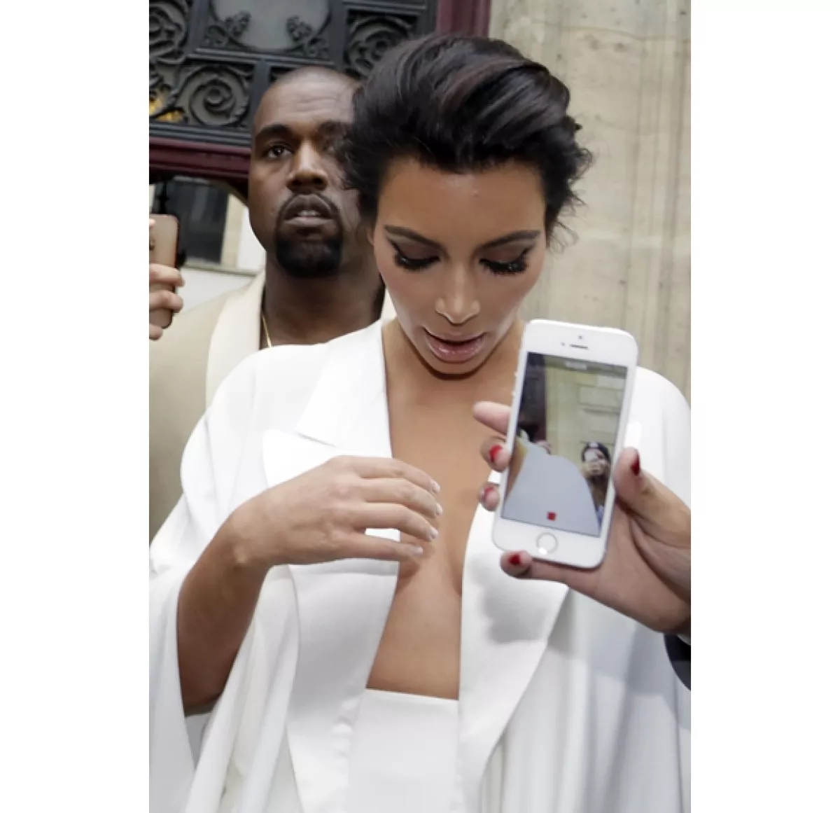 Muchos espectadores buscaban tomarse una foto con la guapa socialité.