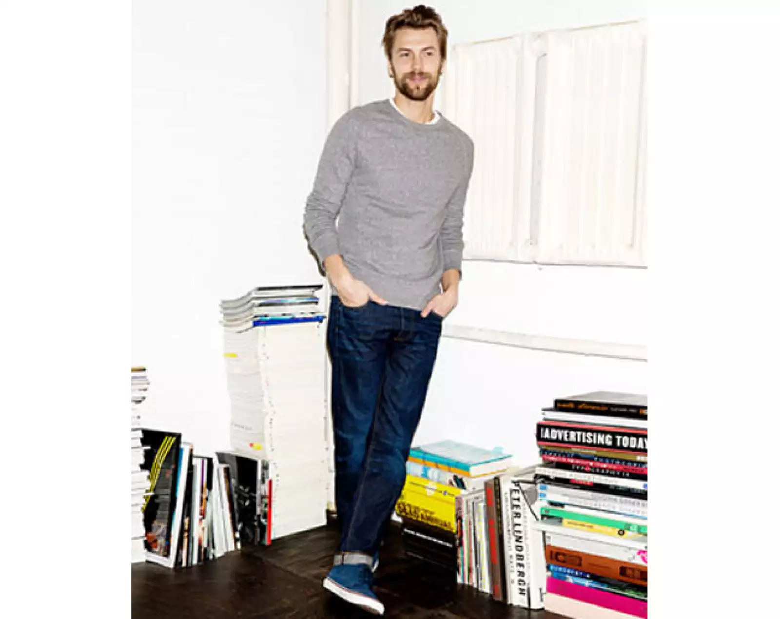 Un suéter gris, un par de jeans y unos tenis: un outfit que nunca pasará de moda.