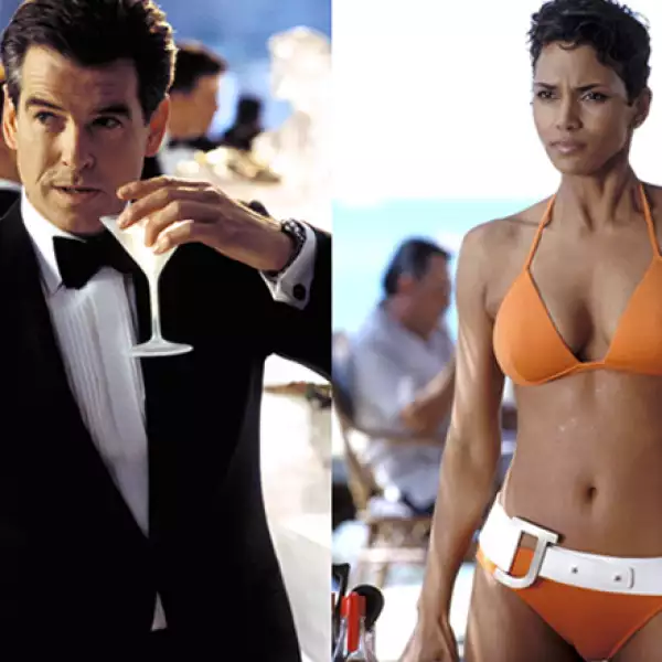 Nadie olvidará aquella escena de Halle Berry saliendo del mar en un sexy bikini naranja en `Die another day´ (2002), la última película de James Bond en la que actuaría Pierce Brosnan. De alguna manera Berry remitió a Andress en `Dr. No´.