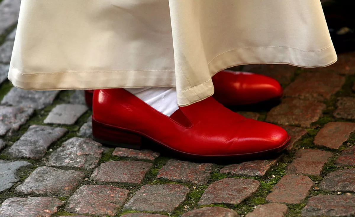 Foto de los zapatos rojos del papa benedicto xvi