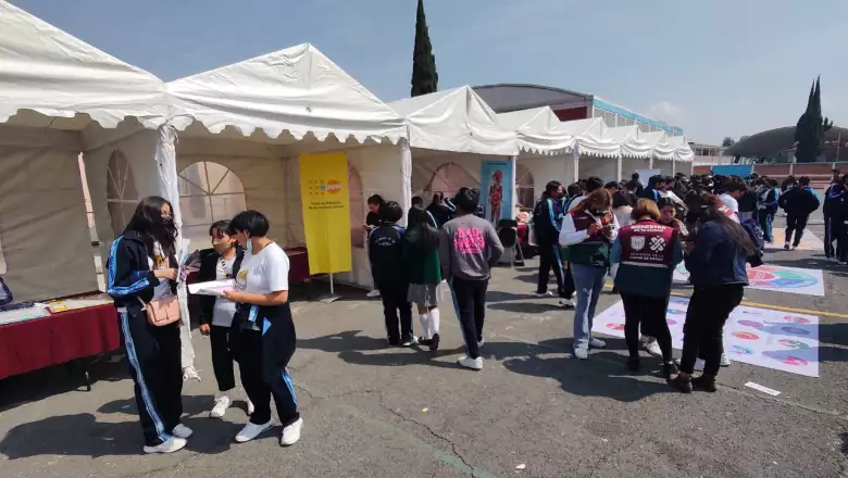Imagen de trabajo en escuelas para informar y apoyar a los adolescentes de distintas zonas urbanas y comunitarias de Xochimilco.