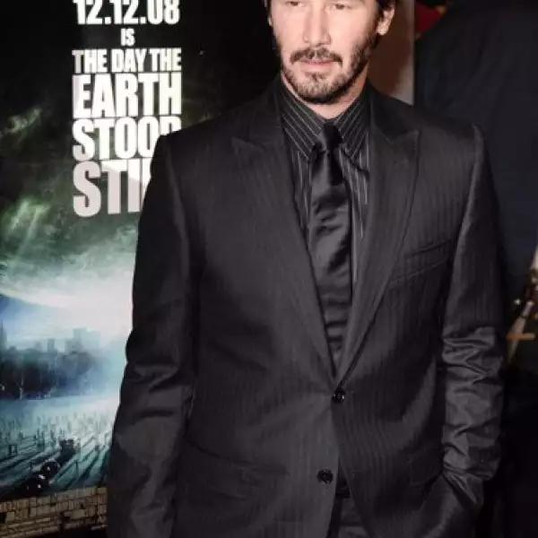 Keanu Reeves en la alfombra roja para el estreno de sú última película la cual es de ciencia ficción. El actor consideró nuestro país en el plan de promoción; el viernes se espera su arribo.