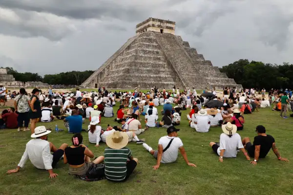 Turistas durante el equinoccio de otoño en Chichén Itzá, Yucatán.