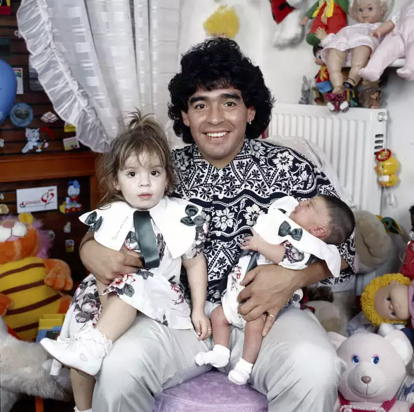 Diego Armando Maradona with his daughters in his arms