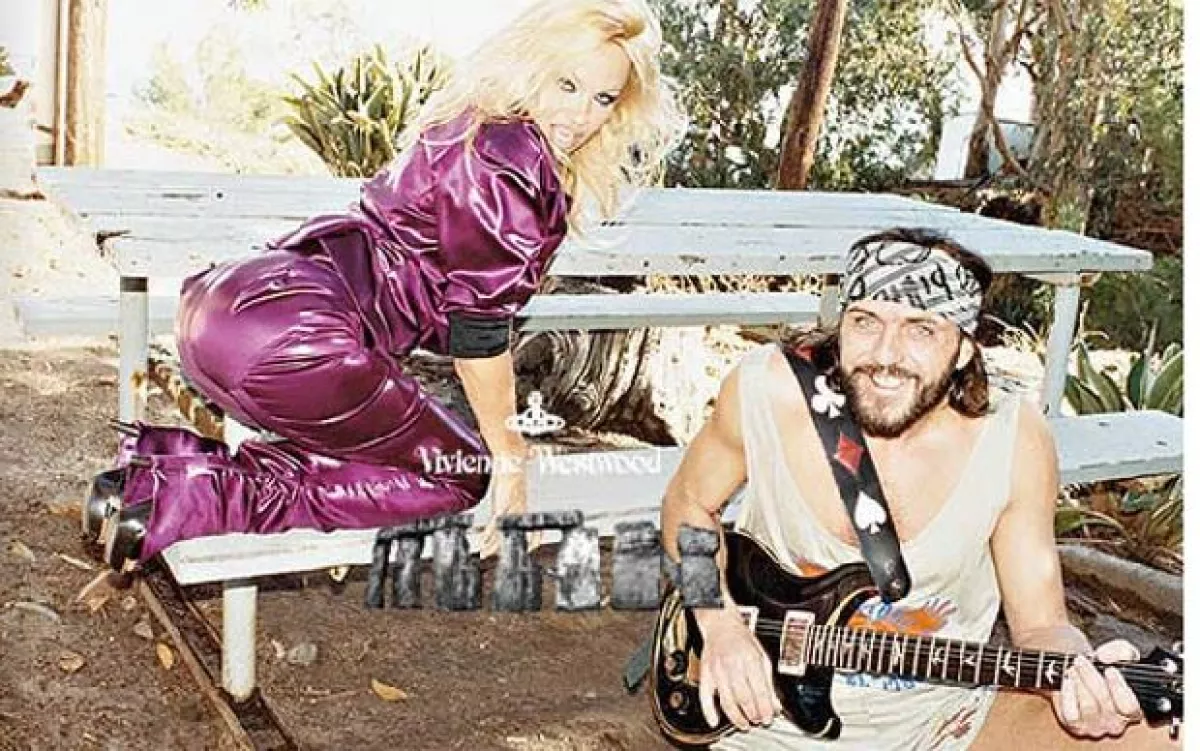 La voluptuosa rubia es la protagonista de la colección Primavera-Verano 2009 de la controvertida diseñadora británica.