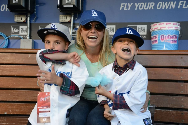 Britney Spears and Sons visitan el estadio de los Dodgers - 17 de abril de 2013