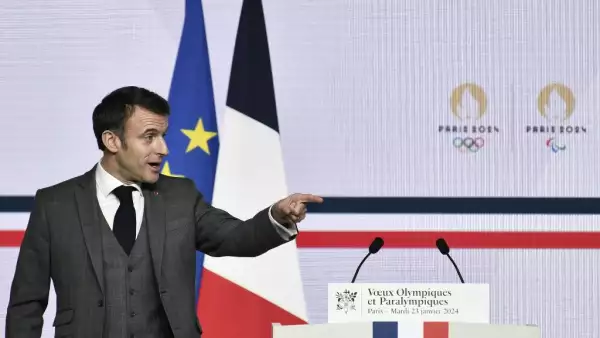 El presidente francés, Emmanuel Macron, pronuncia un discurso para presentar sus deseos de Año Nuevo a los atletas de élite antes de los Juegos Olímpicos y Paralímpicos de París 2024, en el Instituto Nacional de Deporte, Experiencia y Rendimiento de Francia (INSEP) en París, el 23 de enero de 2024.