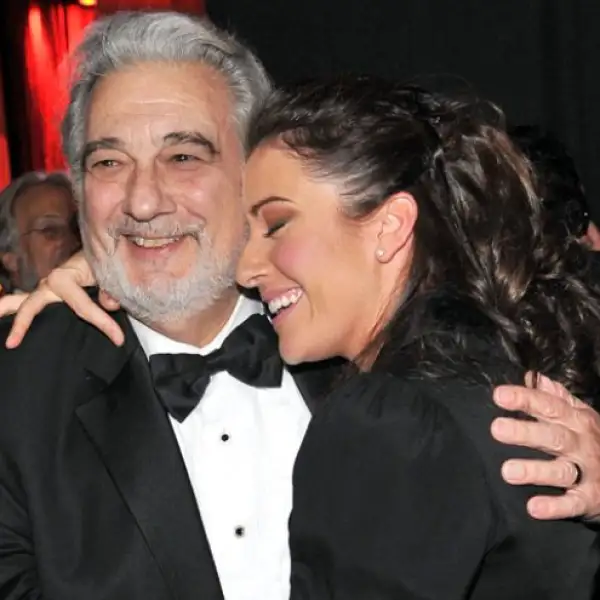 Alondra de la Parra dirigió la orquesta para que Plácido Domingo cantara.
