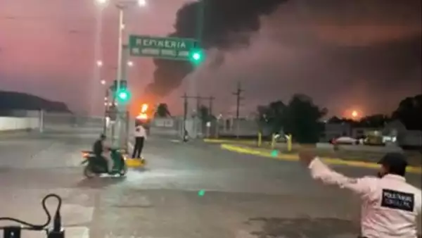 En el fondo, se aprecía el incendio en la refineria de Salina Cruz en Oaxaca, México. 