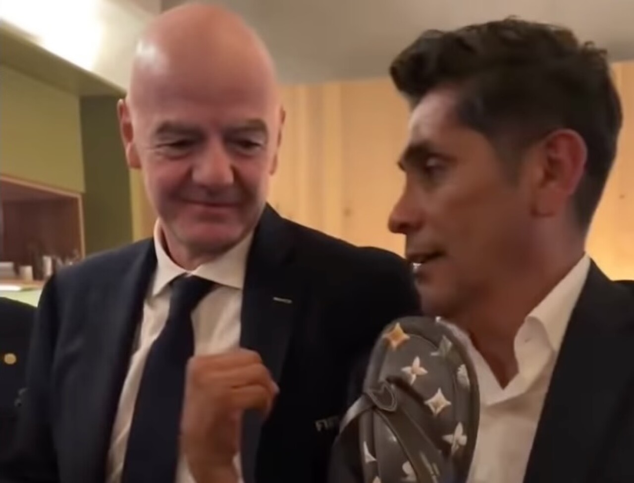 La chanclas de lujo que Gianni Infantino, presidente de la FIFA, le regaló a Jorge Campos