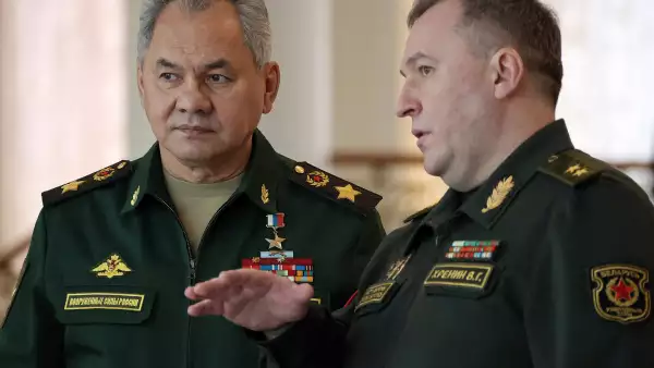 El ministro de defensa de Rusia Sergei Shoigu (a la izquierda) habla con su protraparte bielorrusa, Viktor Khrenin (a la derecha) en un encuentro en Minsk, Bielorrusia. 