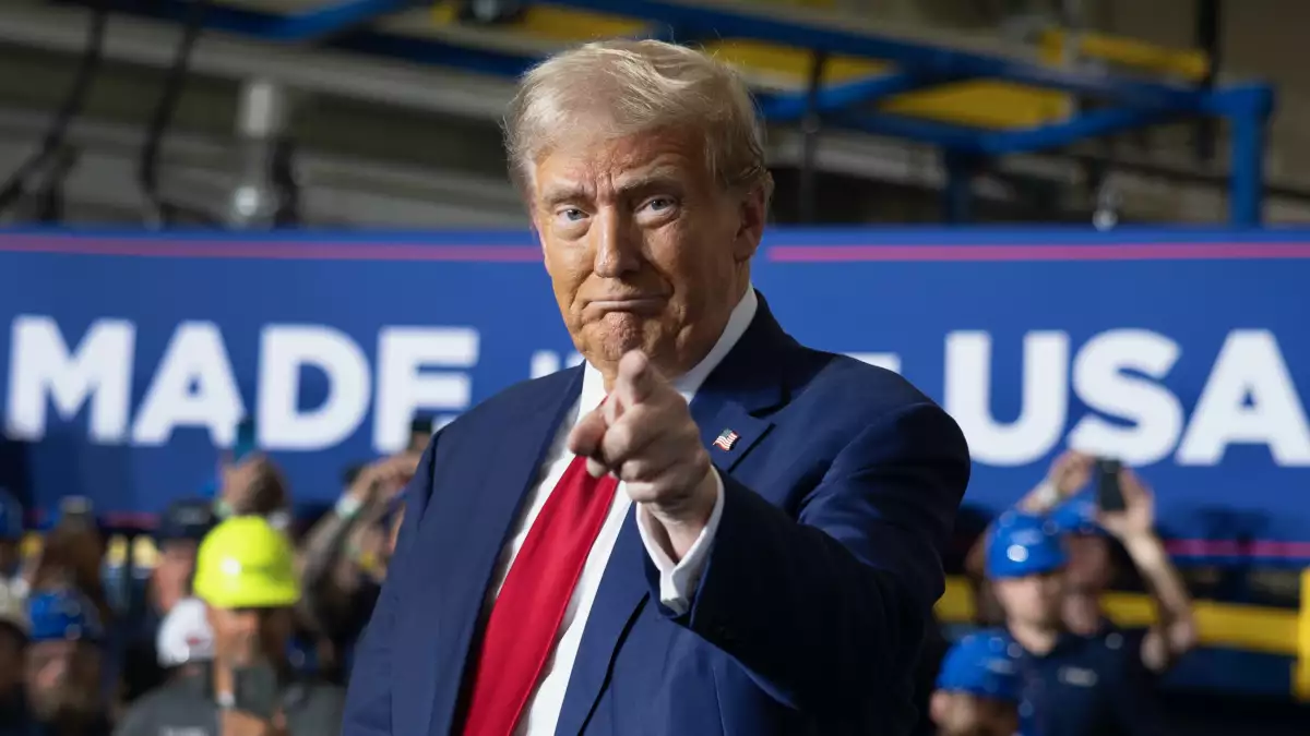 El candidato presidencial republicano y expresidente de los Estados Unidos, Donald Trump, habla mientras es entrevistado por el editor en jefe de Bloomberg, John Micklethwait, en el Economic Club de Chicago en Chicago, Illinois, EE. UU., el 15 de octubre de 2024.