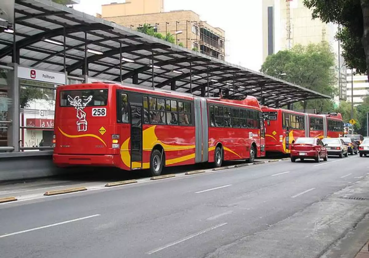 Metrob�s Estaci�n Polyforum