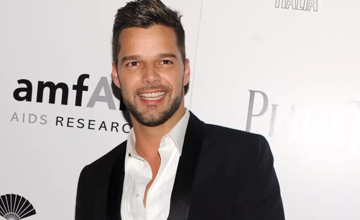 El cantante fue reconocido por su labor humanitaria; el premio lo dedicó a una joven camboyana infectada con el virus del sida.