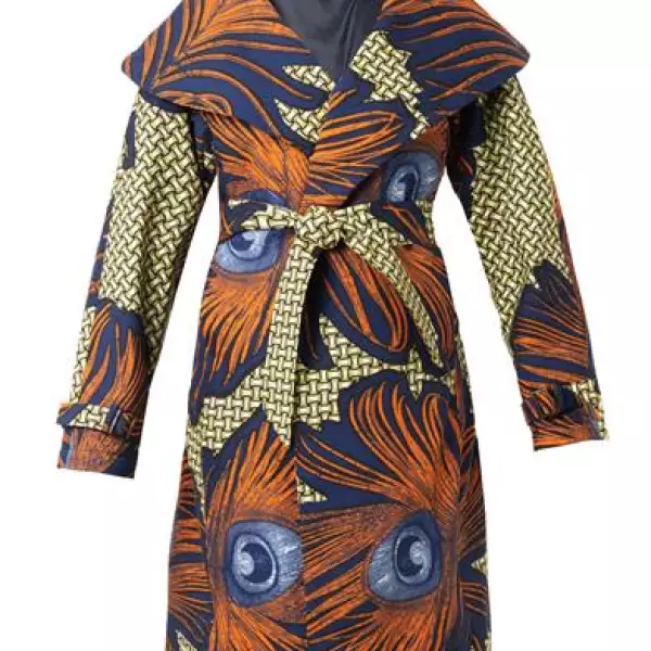 El abrigo de Stella Jean levantará tu look de inmediato.