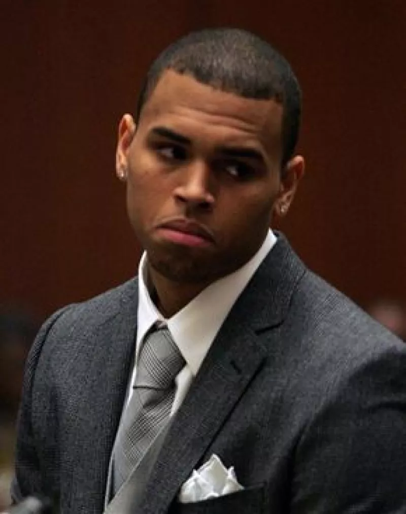 El cantante rechazó ser responsable de las fotografías filtradas en internet de su ex novia Rihanna, en las que la cantante aparece desnuda.