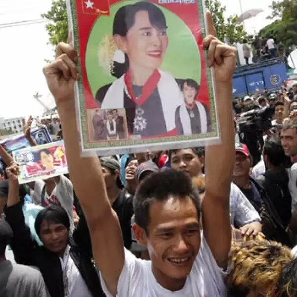 multitud recibie a suu kyi