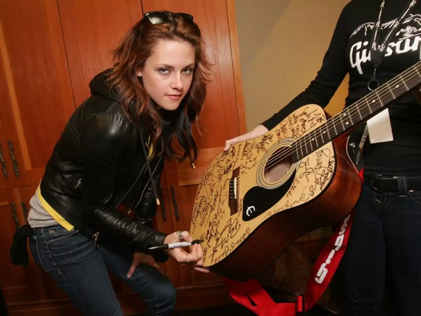 En esta foto autografiando una guitarra Gibson, tras la presentación del filme `Adventureland´, en el marco del  Festival de cine de Sundance (2009).
