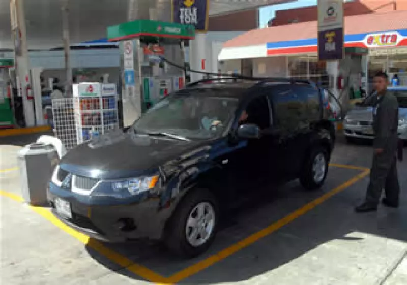 Los ajustes a los combustibles volverán a ser periódicos en 2010, luego de que se congelara su precio por la crisis el año pasado. (Foto: Notimex)