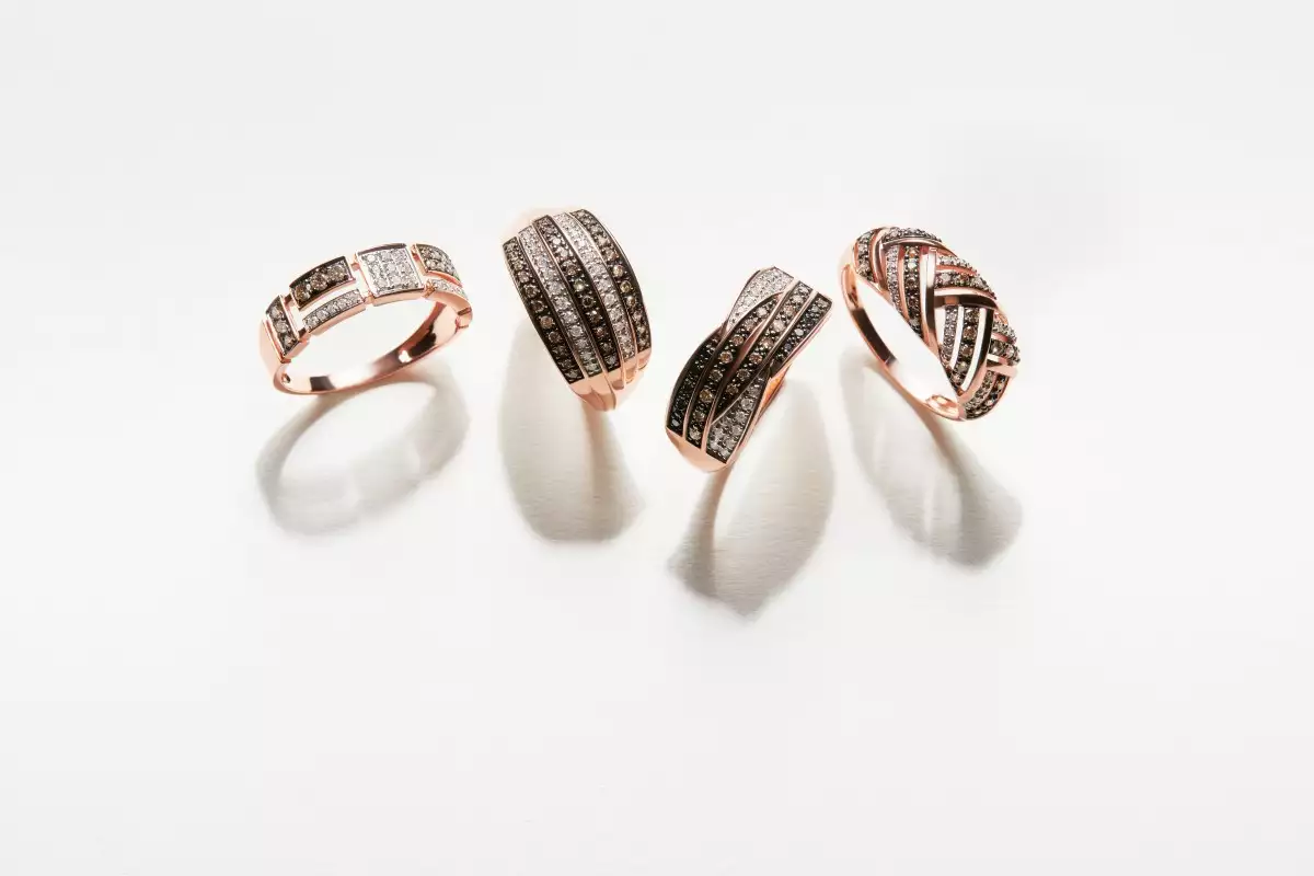 Cuatro tipo de anillos con diamantes cafés de Joyerías BIZZARRO.