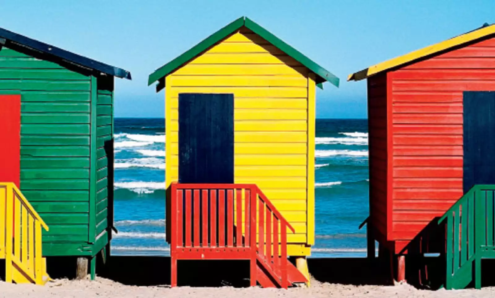 A lo largo de la playa de Muizenberg, en False Bay, se aprecian pequeñas cabañas de diferentes colores que resaltan con el blanco de la arena.