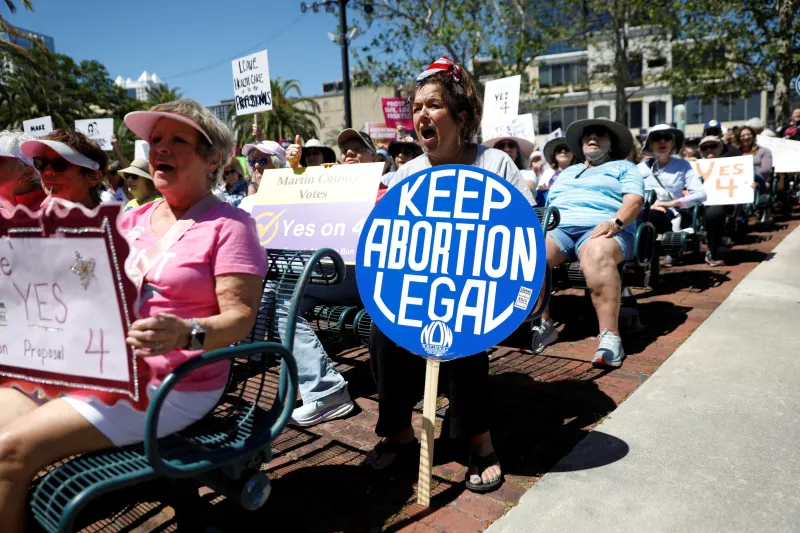 Los defensores del derecho al aborto se reúnen para lanzar su campaña 'Sí a la 4' con una marcha y manifestación contra la prohibición del aborto de seis semanas antes del 5 de noviembre, cuando los votantes de Florida decidirán si debería existir el derecho al aborto en el estado, en Orlando, Florida, EE. UU. 13 de abril de 2024.