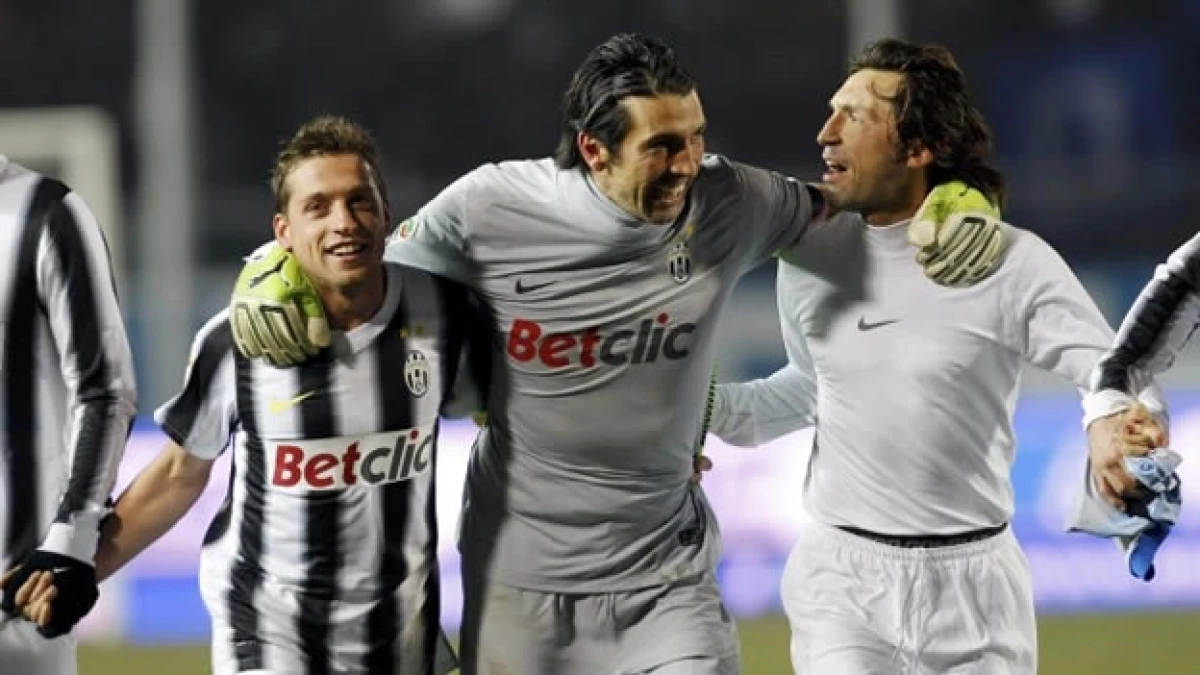 buffon celebra con sus compañeros de equipo
