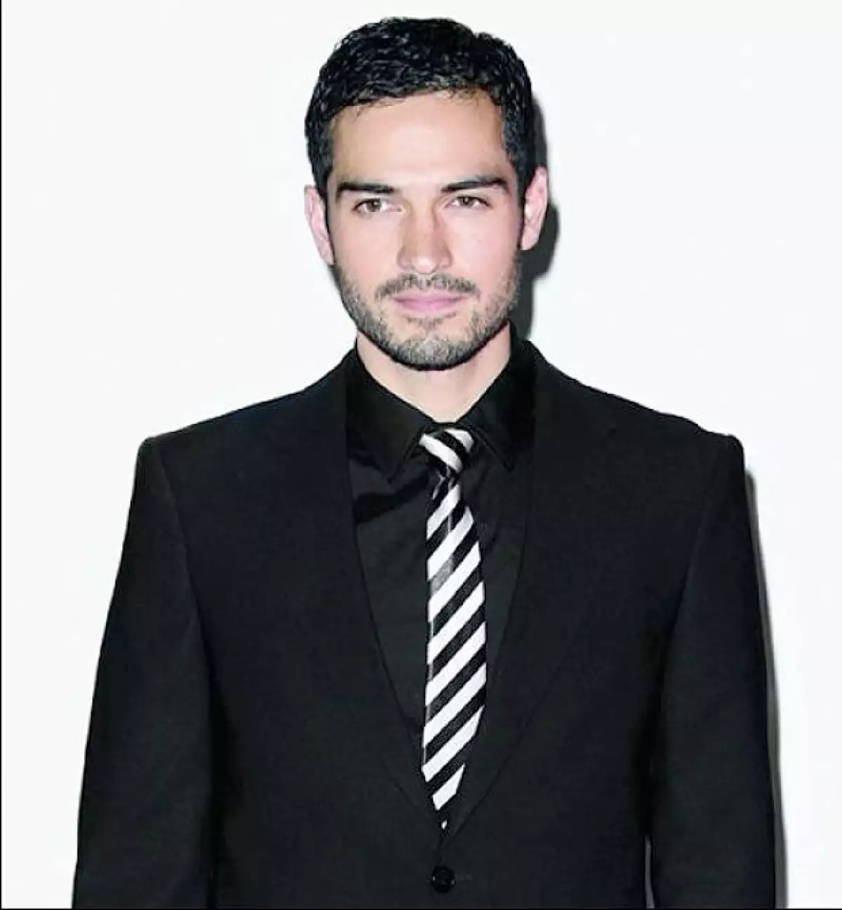 Cantó en RBD y ahora actúa. Lástima que tiene novia.