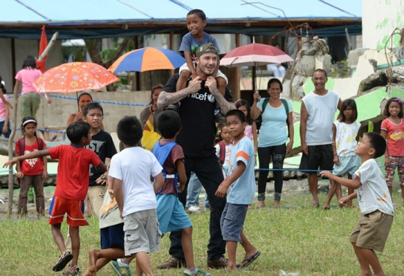 David viajó recientemente como embajador de Unicef a Filipinas para convivir con niños de bajos recursos con quienes jugó.