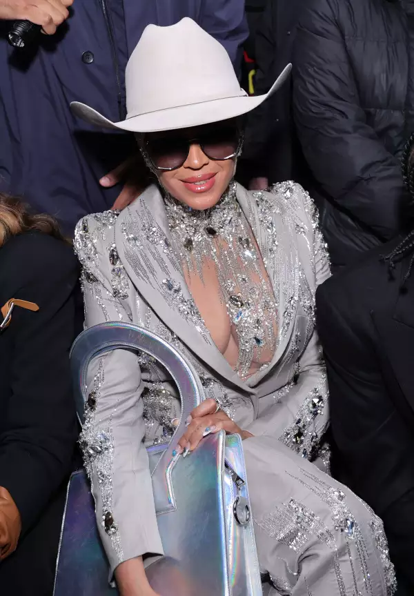 Beyoncé acapara miradas en Fashion Week con un look plateado y tejano