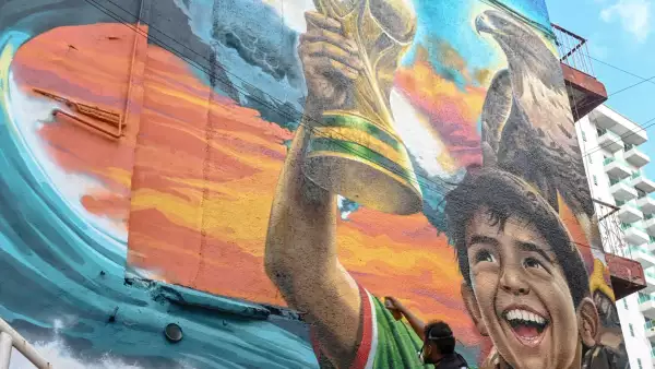 El artista mexicano Iván Bailon Hernández trabaja en un mural titulado "Sueno Mundialista", en referencia a la próxima Copa Mundial de la FIFA 2026, en Acapulco, estado Guerrero, México, el 7 de abril de 2026. 