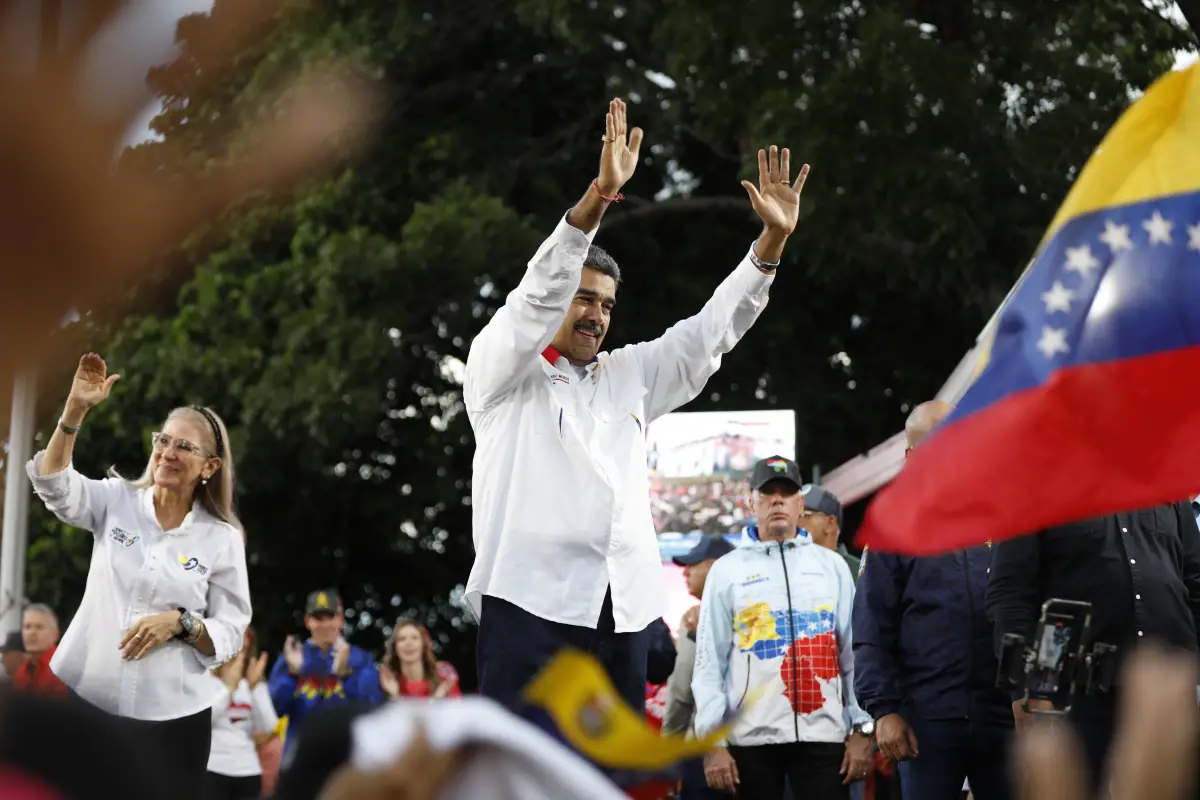 Nicolás Maduro amaga con "romper relaciones" con WhatsApp