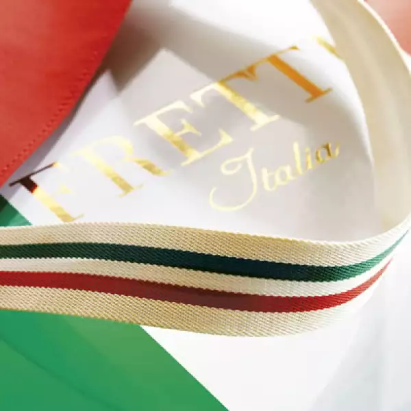 El diseño evoca el famoso ‘Tricolore’ de Italia (la bandera roja, blanca y verde) en una paleta sofisticada de color beige con gris pálido y oscuro.