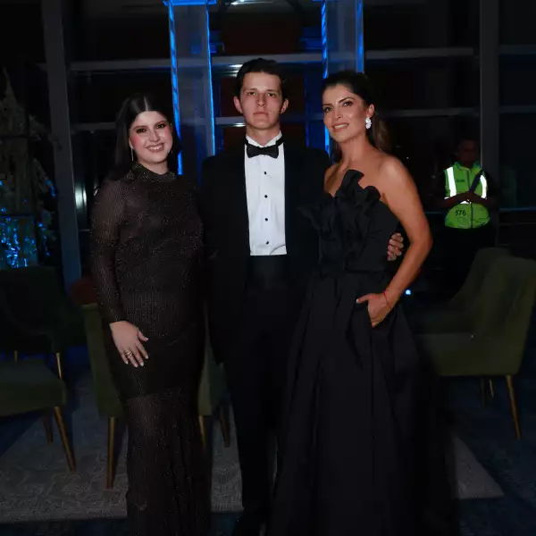 María y Alonso Romero con Ale Vargas 