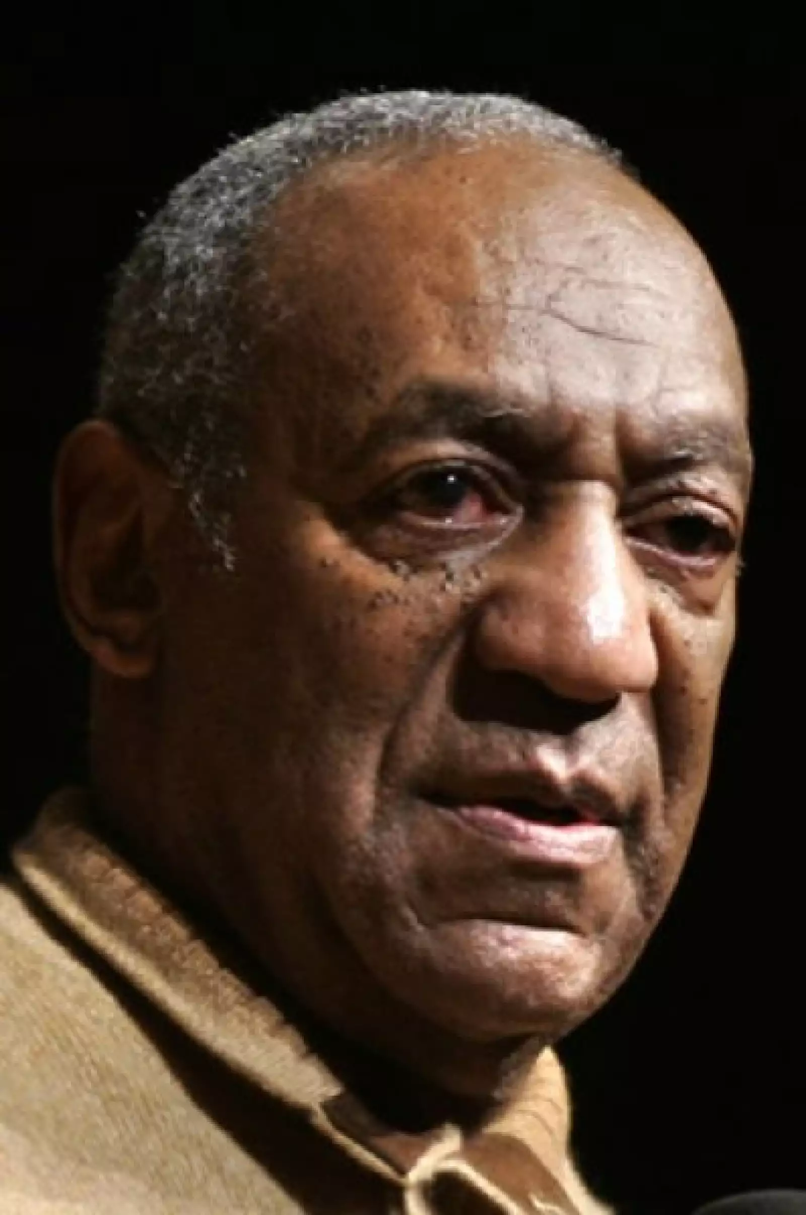 En 1997, Ennis, el hijo del comediante Hill Cosby fue brutalmente asesinado cuando se detuvo en una carretera para cambiar la llanta de su coche y se acercaron unos asaltantes que le dispararon