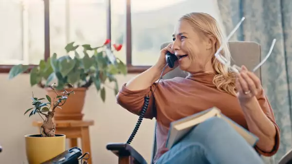 La telefonía fija es el medio favorito de personas más grandes. 