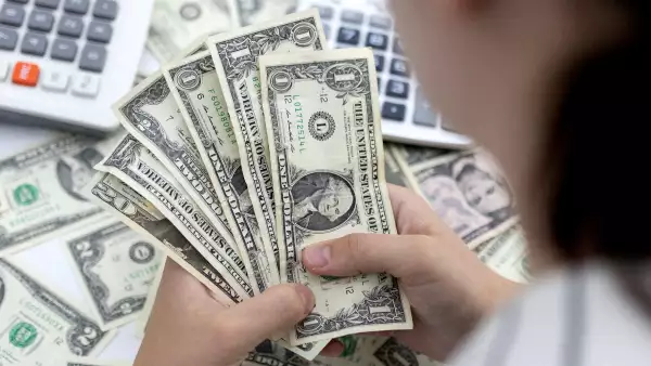 El rendimiento de los bonos del Tesoro estadounidense tocó hoy nuevos máximos de 16 años por el temor de los inversores a que la Reserva Federal mantenga las tasas de interés más altas durante más tiempo ante la solidez de la economía.