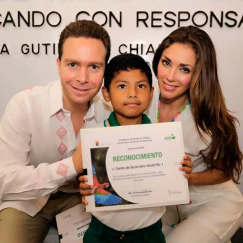 En su primera semana como matrimonio, la cantante y el gobernador de Chiapas asistieron a cuatro eventos oficiales juntos.