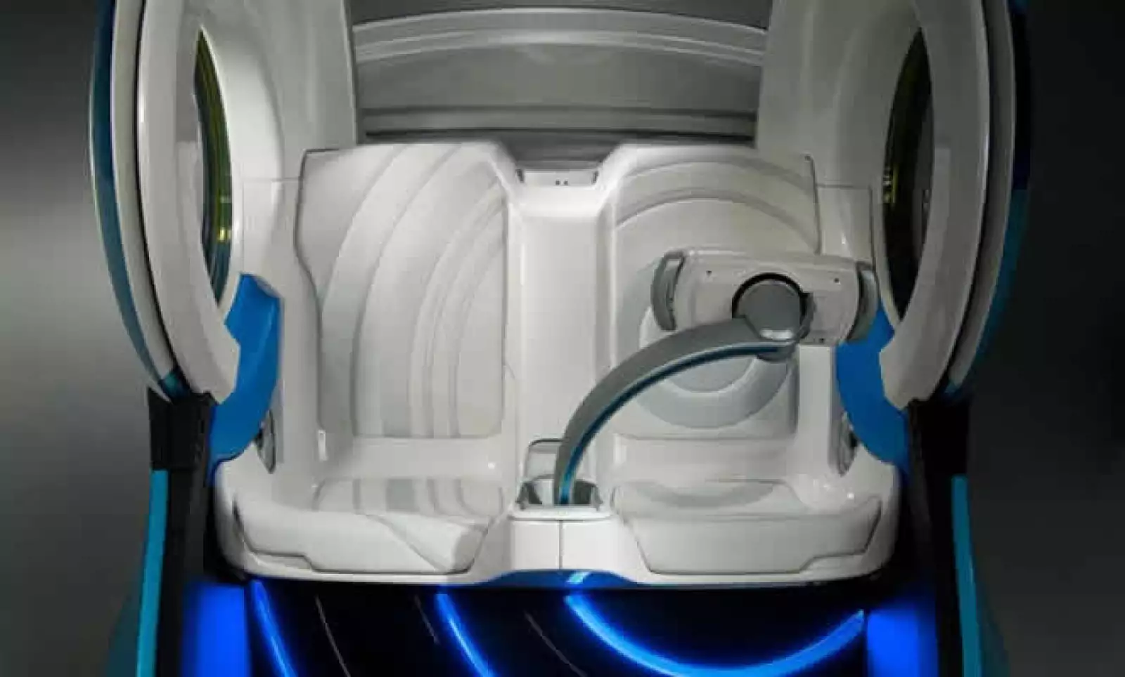 Es propulsado por motores eléctricos, uno en cada una de sus dos ruedas.